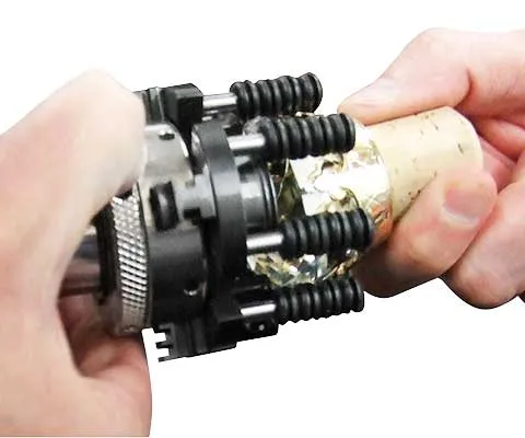 Mâm cặp và chuôi nút liên kết an toàn với nút chặn để mô phỏng tương tác của con người khi kéo và xoắn