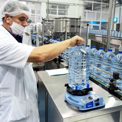 Mineralwasser PET Flaschenverschluss Produktionslinie überprüfen
